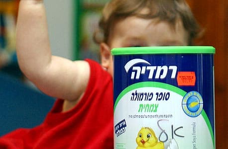 אריזת תמ״ל על רקע ילד