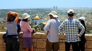 תיירים משקיפים על העיר העתיקה בירושלים